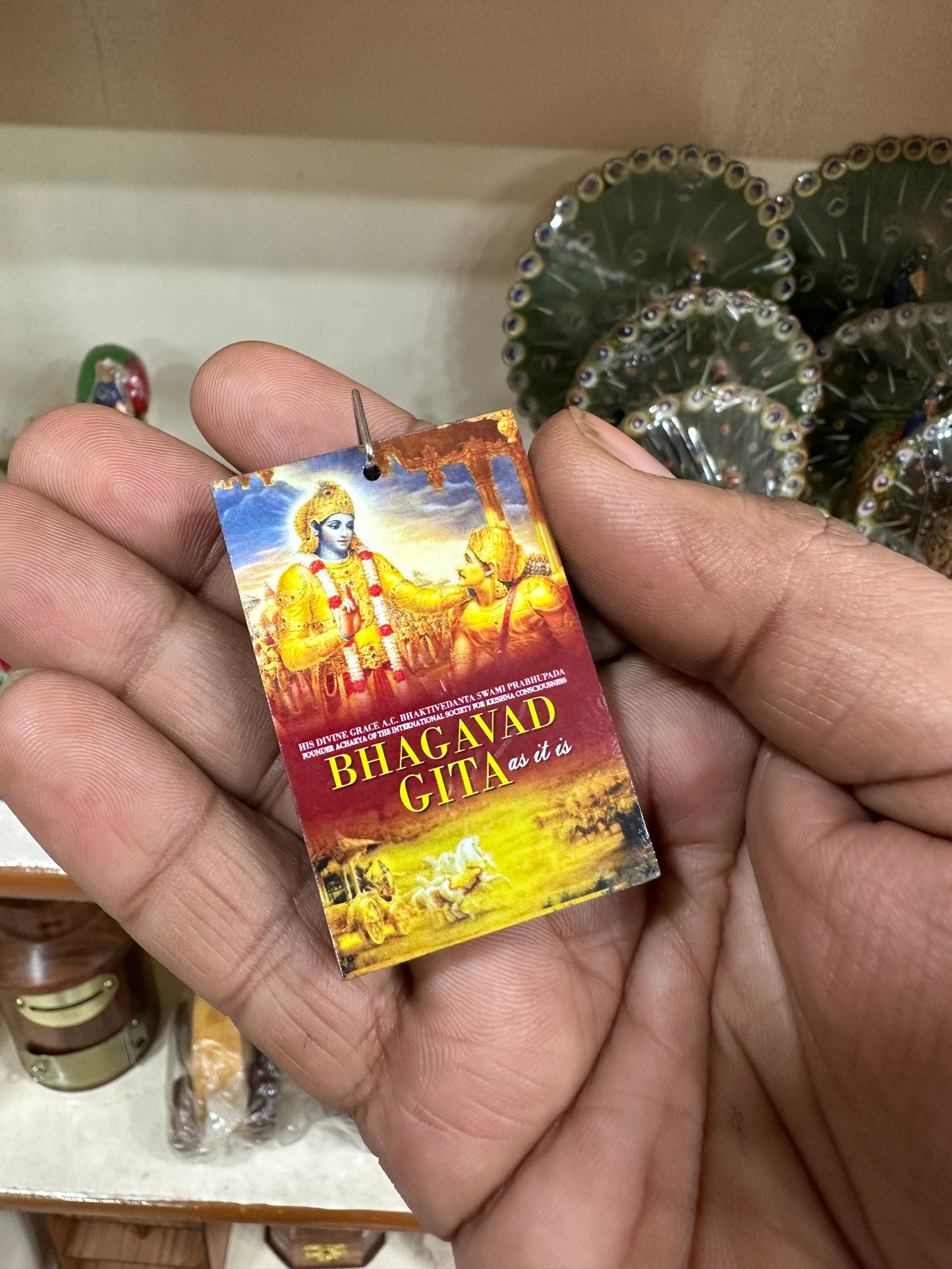 1 Piece Bhagwat gita keychain (wooden) *not readable*